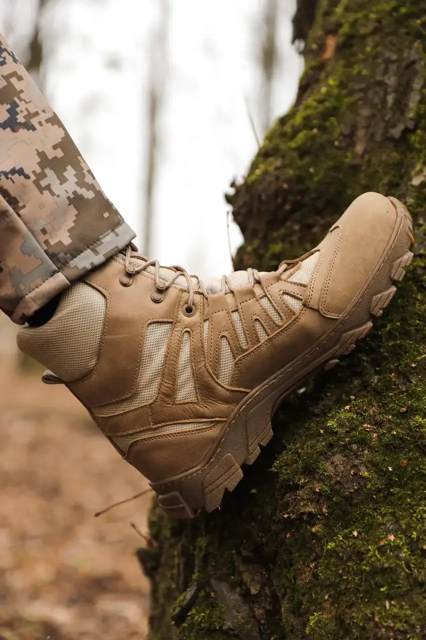 Удобные демисезонные берцы для военных и туристов – фото на ноге